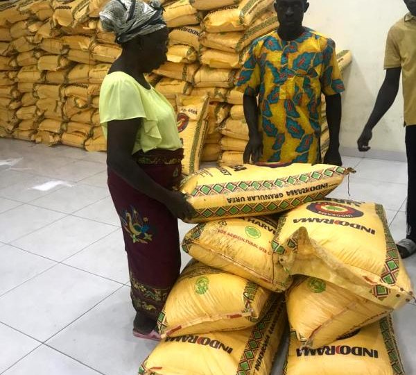 Aviation Minister Distributes Fertilizers To Boost Agricultural Development In Delta State