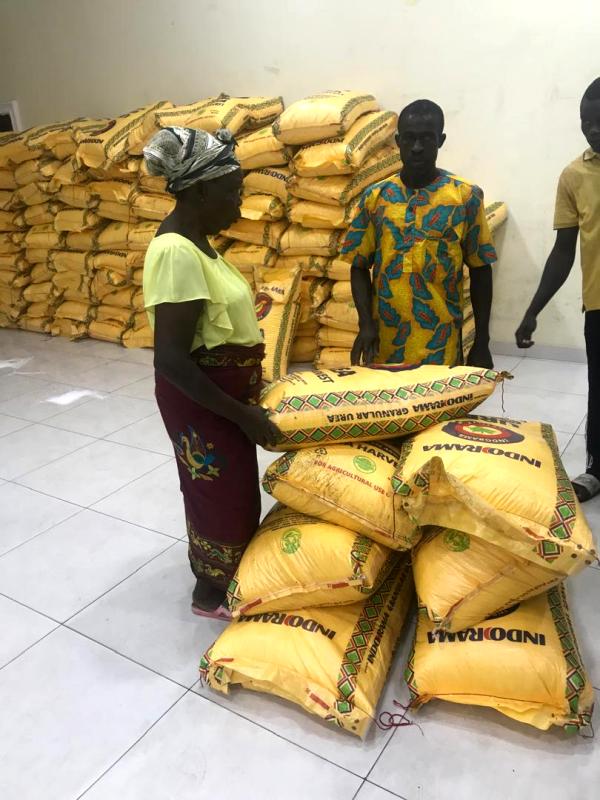 Aviation Minister Distributes Fertilizers To Boost Agricultural Development In Delta State